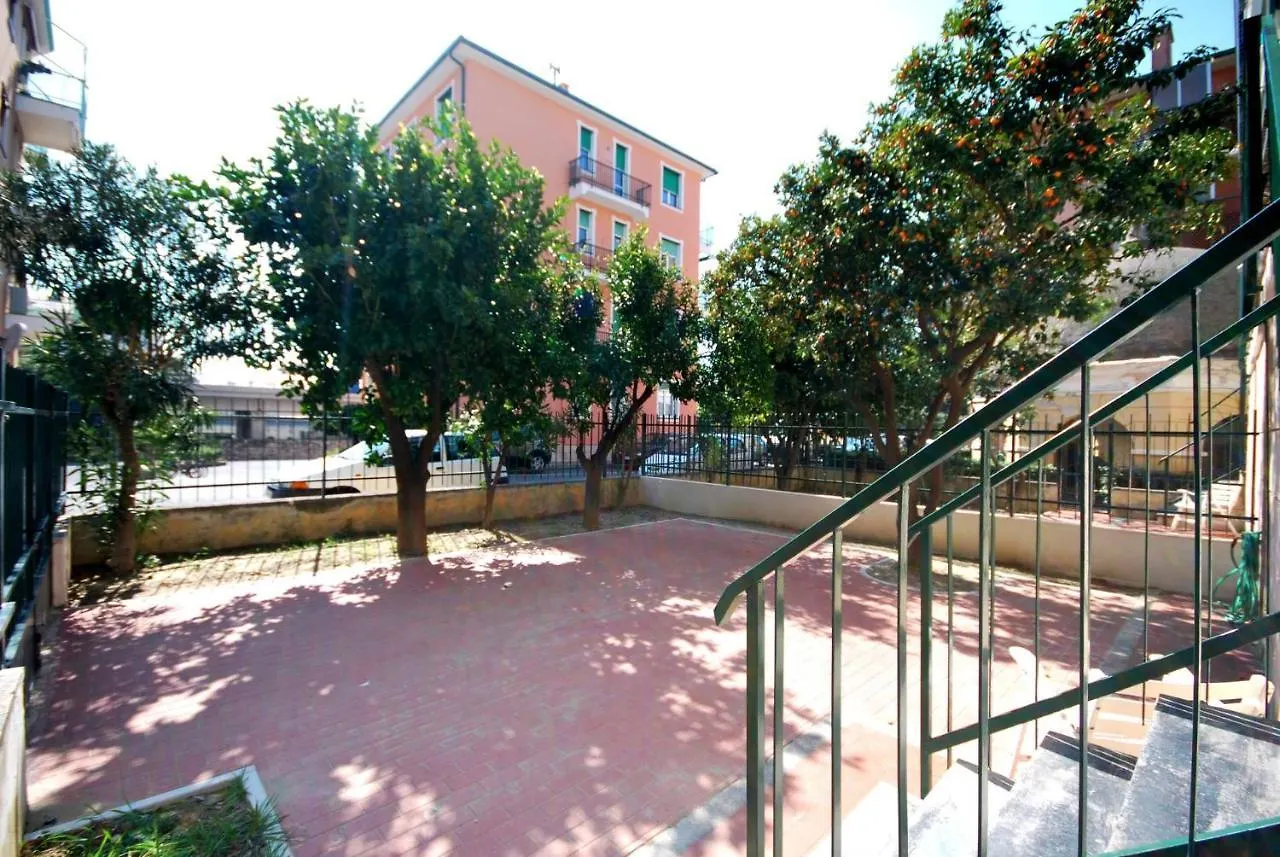 Appartamenti con giardino e posto auto per famiglie e biker Finale Ligure Italia