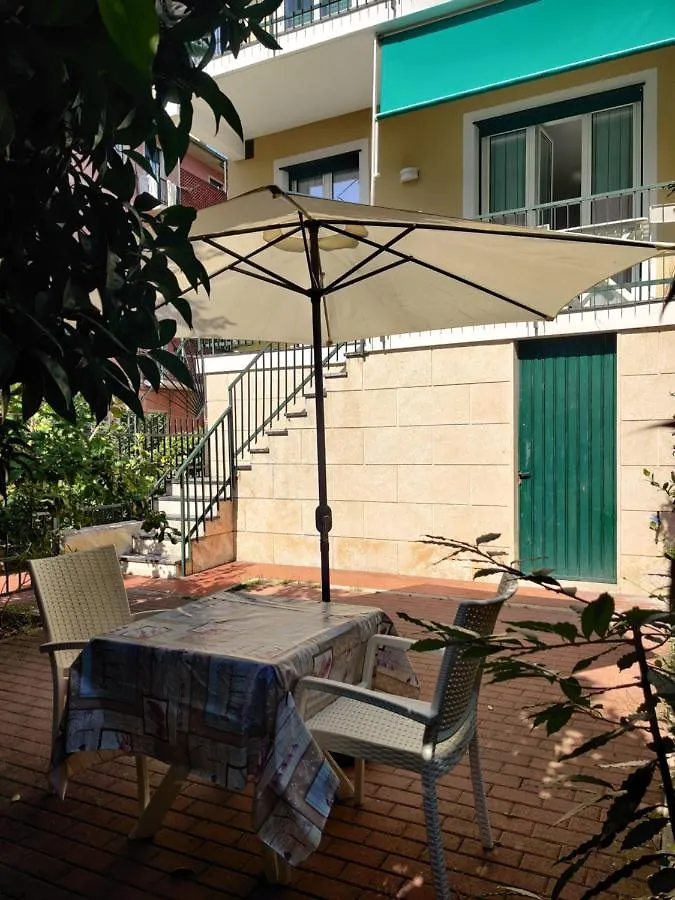 Appartamenti con giardino e posto auto per famiglie e biker Finale Ligure 0*,  Italia